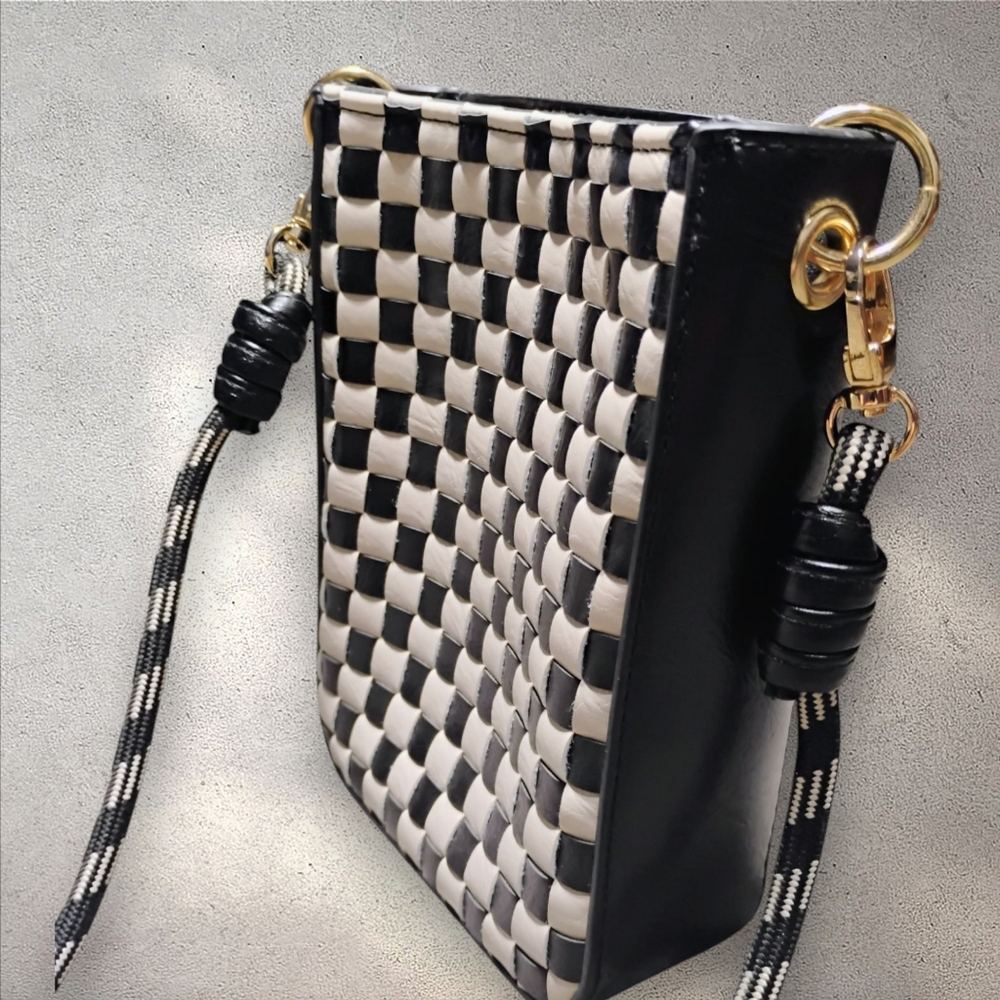 Stylish Black and White Vegan Leather Universal Threads  Women's Crossbody Bag - Picture 4 of 10